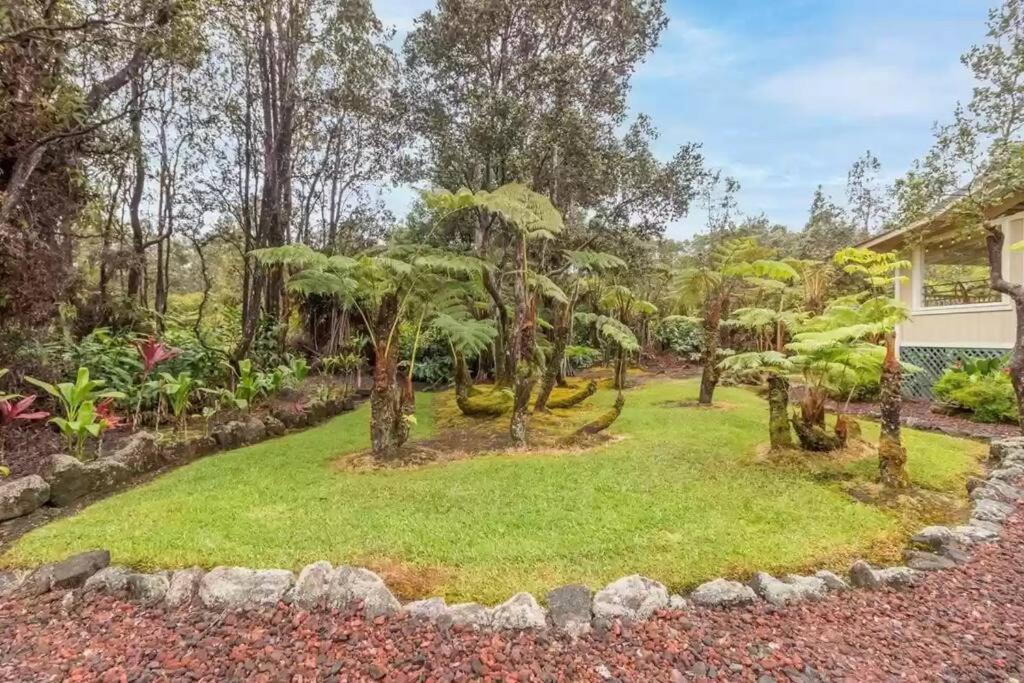 Hau'Oli Place Tiki Cottage In Volcano Exterior photo